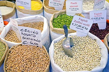 Dried beans and peas, Market of Sant'Ambrogio, Florence (Firenze), Tuscany, Italy, Europe