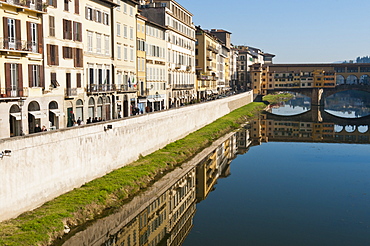 Ponte Vecchio and Lungarno Acciaiuoli and the River Arno, Florence, UNESCO World Heritage Site, Tuscany, Italy, Europe