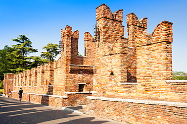 Ponte Scaligero bridge outside Castelvecchio fortress, Verona, UNESCO World Heritage Site, Veneto, Italy, Europe