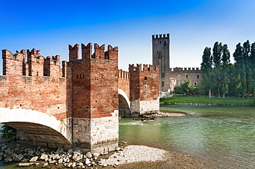 Ponte Scaligero bridge outside Castelvecchio fortress, Verona, UNESCO World Heritage Site, Veneto, Italy, Europe