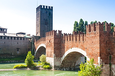 Ponte Scaligero, bridge outside Castelvecchio fortress, River Adige, Verona, UNESCO World Heritage Site, Veneto, Italy, Europe