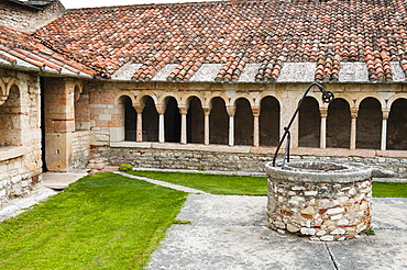 Cloister of Pieve di San Giorgio di Valpolicella or Ingannapoltron, San Giorgio di Valpolicella, Verona province, Veneto, Italy, Europe