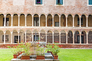 Romanesque cloister, Duomo (cathedral) of Santa Maria Matricolare, Verona, UNESCO World Heritage Site, Veneto, Italy, Europe