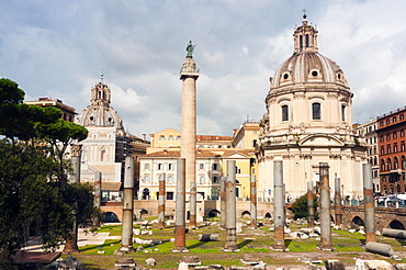 Trajan's column between dome of St. Maria di Loreto (left) and SS.Nome di Maria, Rome, Unesco World Heritage Site, Latium, Italy, Europe