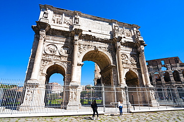 Arch of Constantine and Colosseum, South side, Colosseum to right, UNESCO World Heritage Site, Rome, Lazio, Italy, Europe