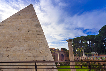 Pyramid of Cestius, UNESCO World Heritage Site, Rome, Latium (Lazio), Italy, Europe