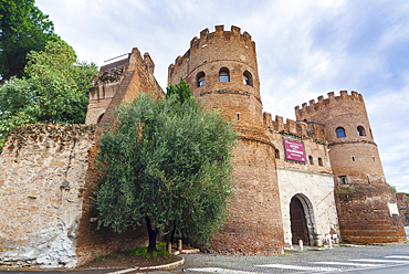 Porta San Paolo (St. Paulus Gate), Roman Aurelian Walls (Mura Aureliane), UNESCO World Heritage Site, Rome, Latium (Lazio), Italy, Europe