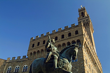 Statue of Cosimo I, Palazzo Vecchio, Piazza della Signoria, Florence, UNESCO World Heritage Site, Tuscany, Italy, Europe