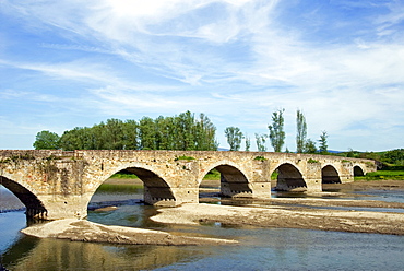 Arno River and the Romanesque bridge of Ponte Buriano, the bridge behind the face of Gioconda (Mona Lisa) of Leonardo da Vinci, Arezzo, Tuscany, Italy, Europe