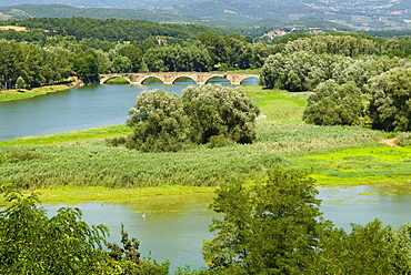 Arno River at Ponte Buriano (Buriano's Bridge) dating from 1277 AD, Arezzo, Tuscany, Italy, Europe