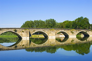 Arno River at Ponte Buriano (Buriano's Bridge) dating from 1277 AD, Arezzo, Tuscany, Italy, Europe