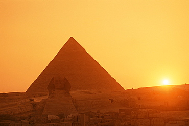 Sphinx and Kefren (Chephren) pyramid, Giza, UNESCO World Heritage Site, Cairo, Egypt, North Africa, Africa