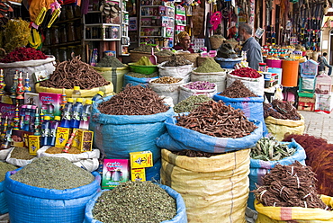 Spices and herbs for sale in the souk, Medina, Marrakech (Marrakesh), Morocco, North Africa, Africa