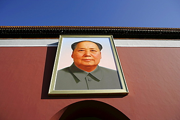 Giant portrait of Mao Tzedong on the Heavenly Gate to the Forbidden City, Tiananmen Square, Beijing, China, Asia