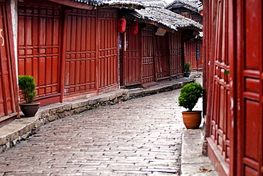 Early morning cobbled street, Lijiang old town, UNESCO World Heritage Site, Yunnan, China, Asia