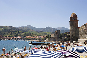 Beach and Eglise Notre-Dame-des-Anges, Collioure, Pyrenees-Orientales, Cote Vermeille, France, Europe