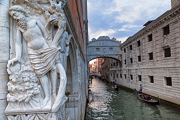 The Bridge of Sighs and Palazzo Ducale (Doges Palace), Venice, UNESCO World Heritage Site, Veneto, Italy, Europe