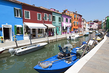 Canal lined with traditional colourful houses in Burano, Venice, UNESCO World Heritage Site, Veneto, Italy, Europe