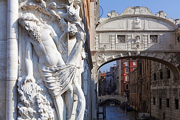 The Bridge of Sighs and Palazzo Ducale (Doges Palace), Venice, UNESCO World Heritage Site, Veneto, Italy, Europe