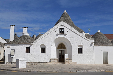 Street of of traditional trullos (trulli) in Alberobello, UNESCO World Heritage Site, Puglia, Italy, Europe