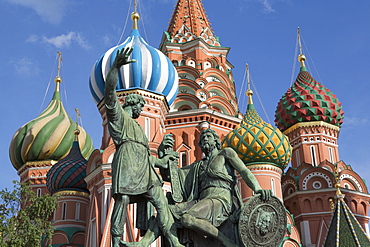 Statue of Minin and Pozharskiy and the onion domes of St. Basil's Cathedral in Red Square, UNESCO World Heritage Site, Moscow, Russia, Europe