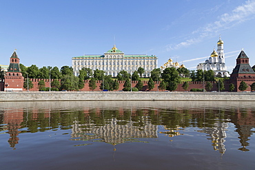 The River Moskva with the Kremlin, Moscow, Russia, Europe