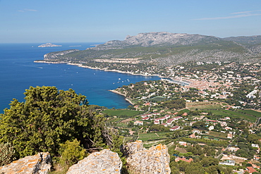 View of the coastline and the historic town of Cassis from a hilltop, Cassis, Cote d'Azur, Provence, France, Mediterranean, Europe