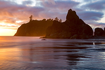 Dusk at Ruby Beach in the Olympic National Park, UNESCO World Heritage Site, on the Pacific Northwest coast, Washington State, United States of America, North America