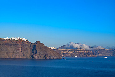 Imerovigli and Skaros Rock, on the cliffs overlooking the caldera, Santorini, the Cyclades, Aegean Sea, Greek Islands, Greece, Europe