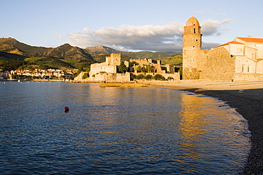 Beach and Eglise Notre-Dame-des-Anges, Collioure, Pyrenees-Orientales, Cote Vermeille, France, Europe