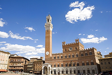 Piazza del Campo with Palazzo Pubblico, Sienna, Tuscany, Italy