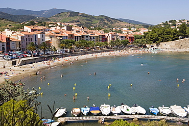 Moored boats, Plage de Port d'Avall, beach, Collioure, Pyrenees-Orientales, Languedoc, France, Europe