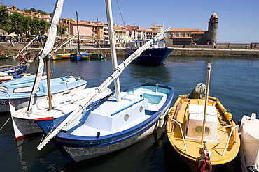 Boats in harbour, Chateau Royal, Eglise Notre-Dame-des-Anges, Collioure, Pyrenees-Orientales, Languedoc, France, Europe