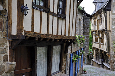 Half timbered houses, Rue du Petit Fort, Dinan,  Cotes-d'Armor, Brittany (Bretagne), France, Europe