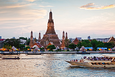 Wat Arun (Temple of the Dawn) and Chao Phraya River at sunset, Bangkok, Thailand, Southeast Asia, Asia