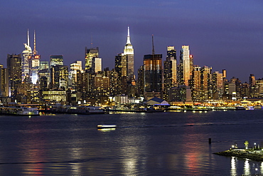 Manhattan, view of the Empire State Building and Midtown Manhattan across the Hudson River, New York, United States of America, North America