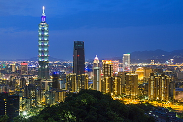 City skyline and Taipei 101 building in the Xinyi district, Taipei, Taiwan, Asia