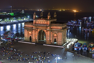 The Gateway of India, monument commemorating the landing of King George V and Queen Mary in 1911, Mumbai, Maharashtra, India, Asia