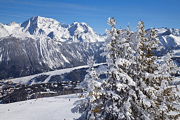 The pistes above Courchevel 1850 ski resort in the Three Valleys (Les Trois Vallees), Savoie, French Alps, France, Europe