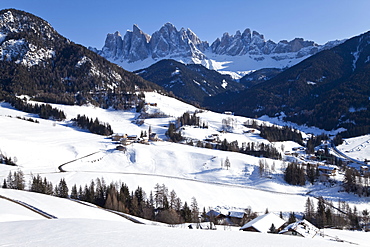 Winter landscape of St. Magdalena village and church, Geisler Spitzen, 3060m, Val di Funes, Dolomites mountains, Trentino-Alto Adige, South Tirol (Tyrol), Italy, Europe