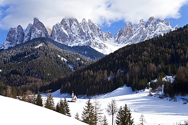 Winter landscape of S. Johann Church in Ranui in Villnoss, Le Odle Group  with Geisler Spitzen, 3060m, Val di Funes, Dolomites, Trentino-Alto Adige, South Tirol (Tyrol), Italy, Europe