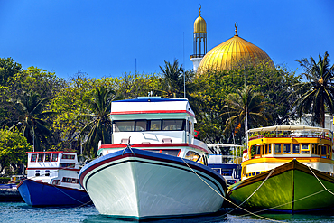 Grand Friday Mosque and traditional fishing boats in the capital, Male, The Maldives, Indian Ocean, Asia