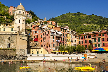 Santa Margheritte de Antiochia church and harbor, Vernazza, Cinque Terre, UNESCO World Heritage Site, Liguria, Italy, Europe