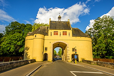 Ezelpoort (Donkey's Gate), fortified gate, Bruges, West Flanders, Belgium, Europe