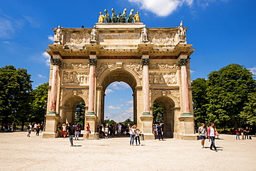 Arc de Triomphe du Carrousel with the sculpture of Peace riding in a Triumphal Chariot atop, Paris, France, Europe