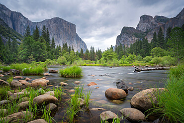 The Merced River at Valley View in spring, Yosemite National Park, UNESCO World Heritage Site, California, United States of America, North America