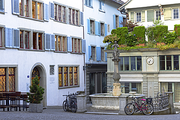 Bowl Fountain (Napfbrunnen) in Mirror Alley Square (Spiegelgasse platz) in Old Town, Zurich, Switzerland