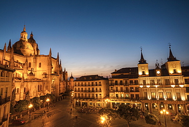 Plaza Mayor in the evening with the Cathedral on the left and Town Hall on the right), Segovia, UNESCO World Heritage Site, Castile y Leon, Spain, Europe