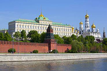 Grand Palace on left, Moscow River, Kremlin, UNESCO World Heritage Site, Moscow, Russia, Europe