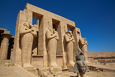 Granite Head of Ramesses II in front of Osiris Statues, Ramesseum, Memorial Temple of Pharaoh Ramesses II, 13th century BC, Ancient Thebes, UNESCO World Heritage Site, Luxor, Egypt, North Africa, Africa